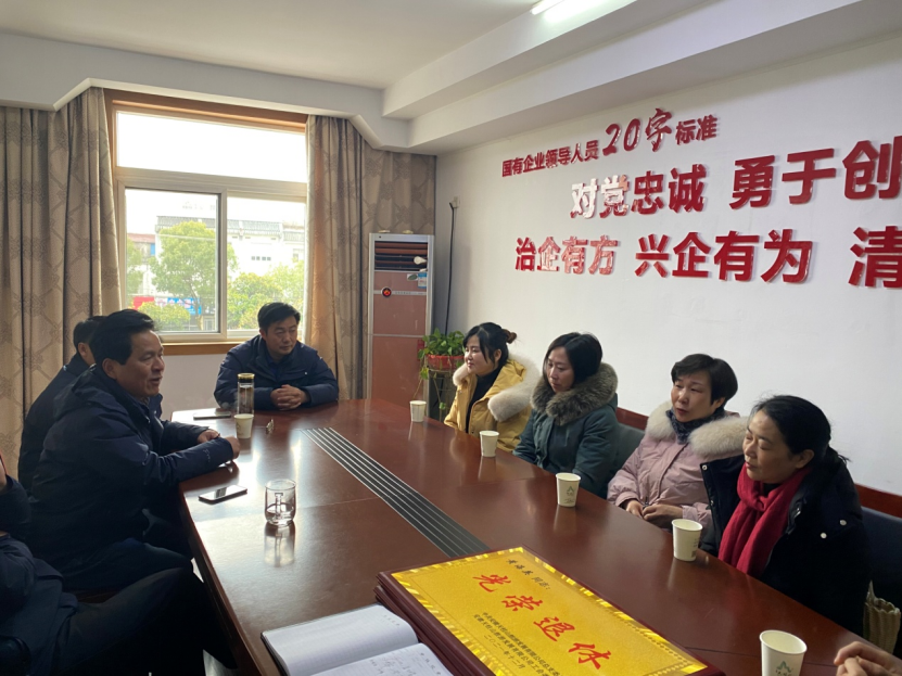 旅游公司工会举行退休职工欢送仪式238.png